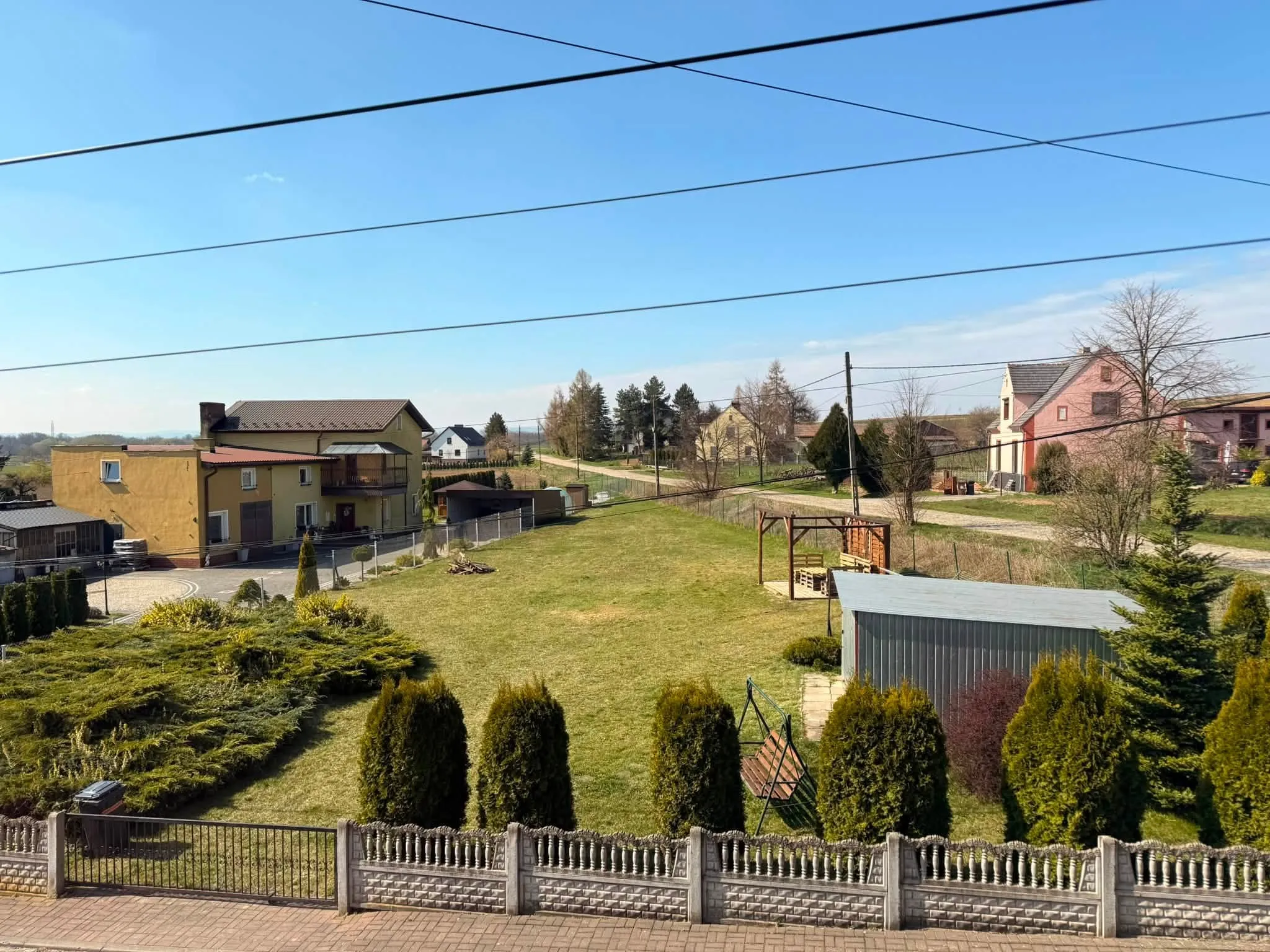Działkę rolno-budowlaną 11 arów w Racławicach Śląskich. Wydane WZ